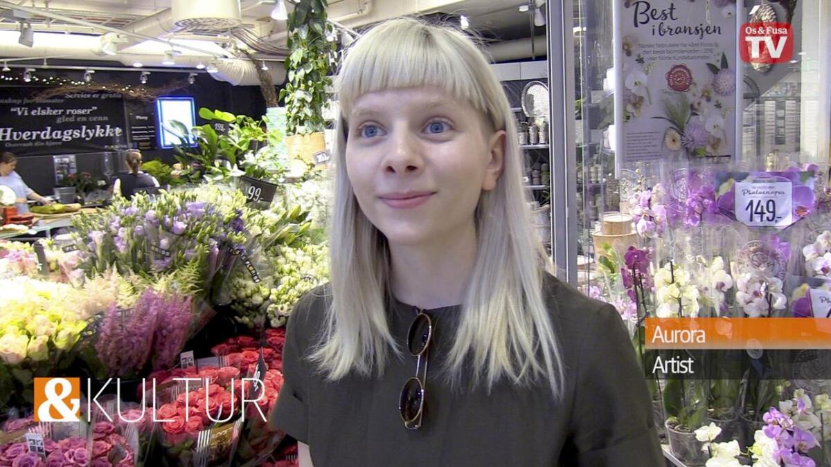 Aurora Aksnes slo seg verkeleg laus i blomebutikken på Amfi Os på 21-årsdagen sin torsdag.
