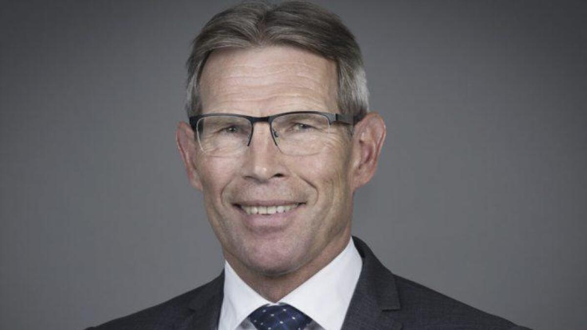 Advokat Einar Drægebø reagerer både på oppseiinga av klienten Stein Gjøsund, og på korleis Os kommune har handtert saka.