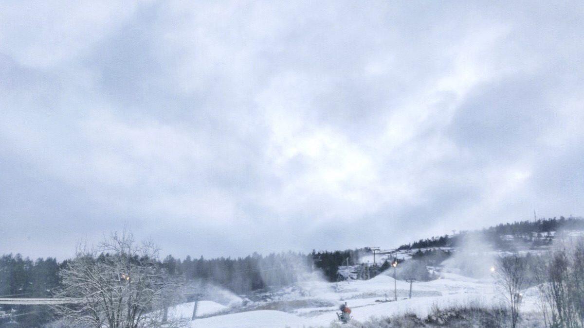 Det er produsert mykje snø tidleg i Vrådal i år, så no startar sesongen.