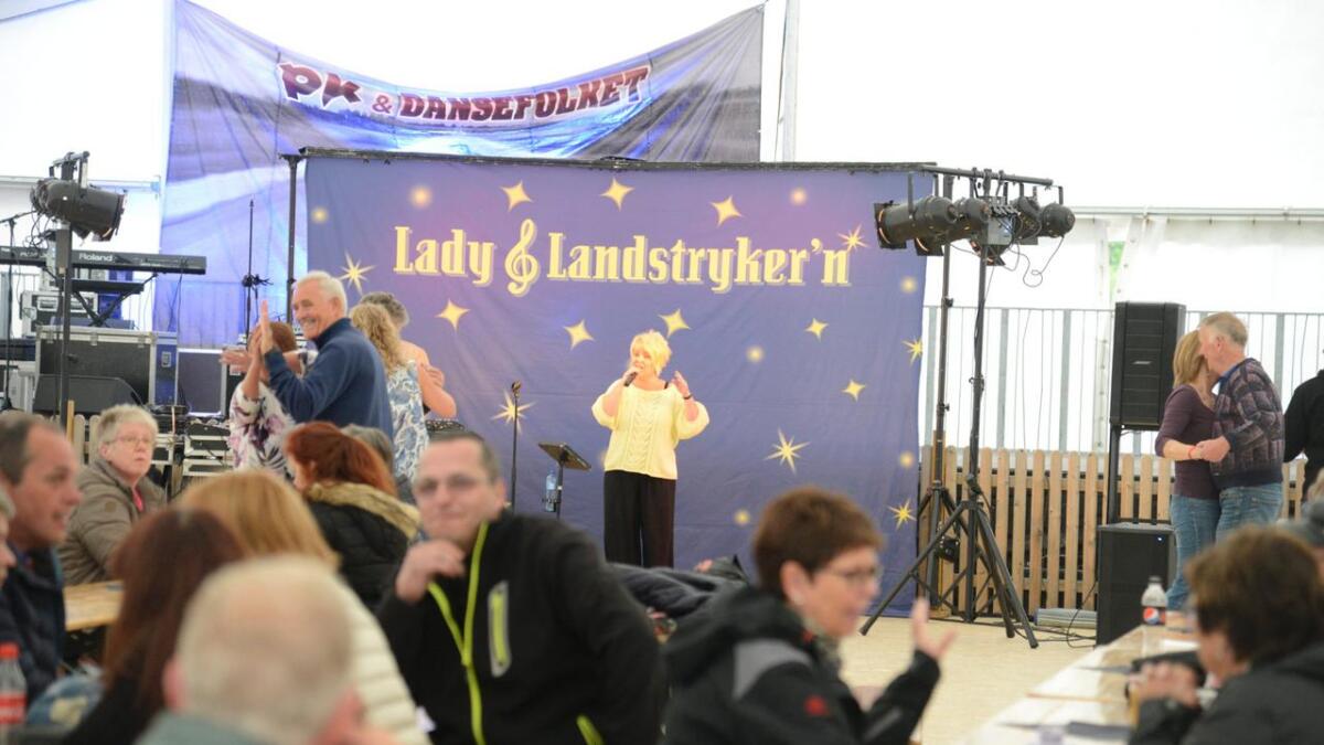Årets store dansehelg er i gang på Gol Campingsenter. Torsdag ettermiddag spelte Lady og Landstryker’n opp til dans.
