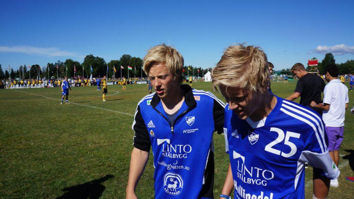 Sondre Rodegård t.h. scora to mål for HFK-juniorane. Her saman med trenar og storebror Jonas under Norway Cup i fjor.