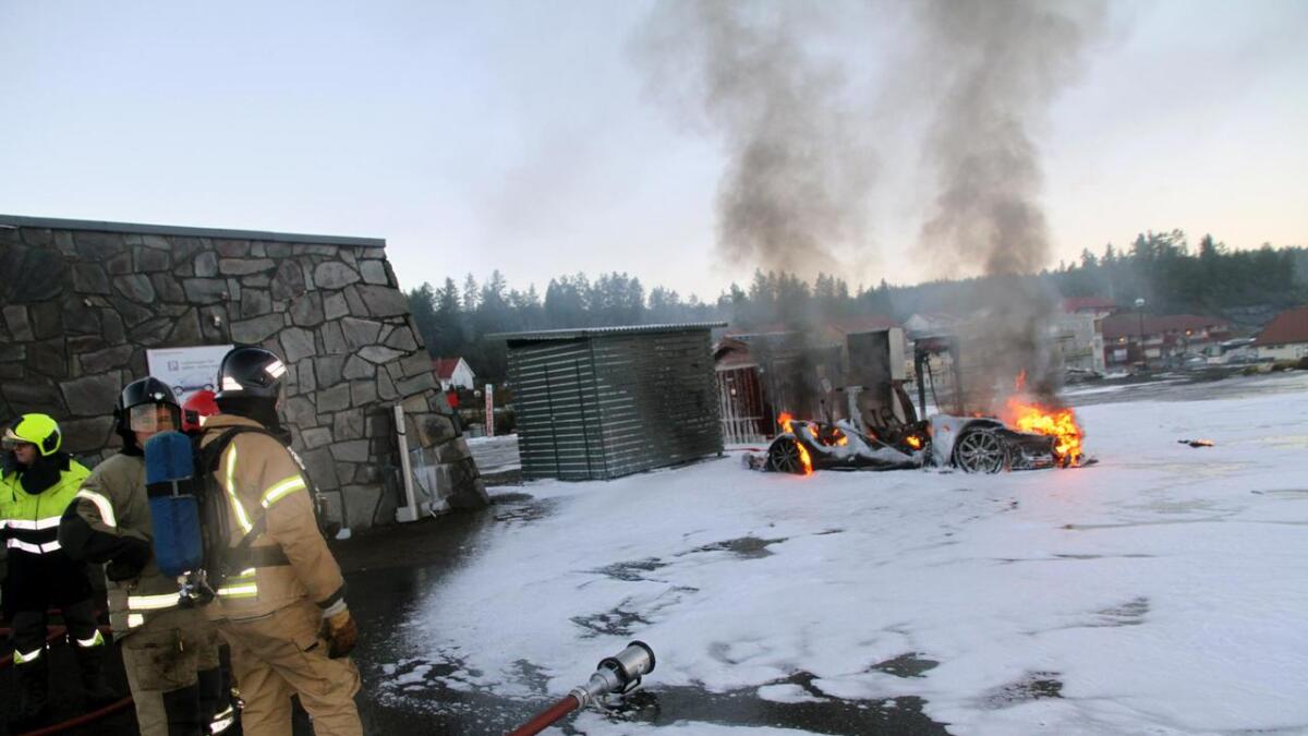 Brannvesenet måtte bare stå og se på at bilen brant ut.