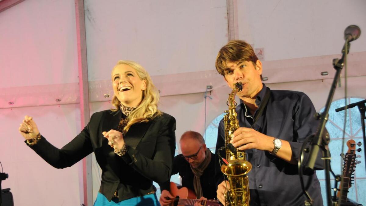 Maria Haukaas Mittet og Lars Bremnes baud på konsert med humor og magi i teltet i Rauland på laurdag.