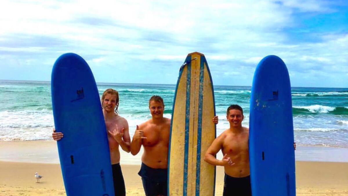 Anders Rein, Frank André Svendsen og Glenn Hamre prøvde seg på surfing på solkysten nord for Brisbane. Anders Rein var første mann som klarte å stå oppreist på brettet. (Alle foto private)