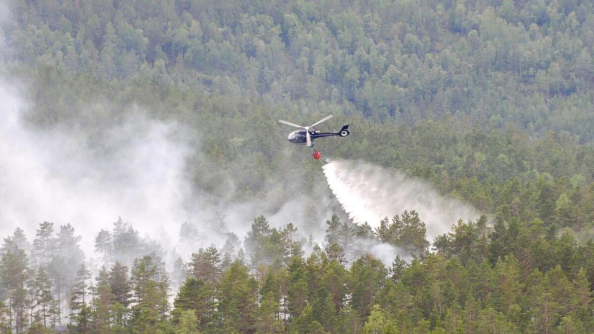 Helikopter bistod i sløkkinga av ein skogbrann på Heimdalsheia i Nissedal kommune.