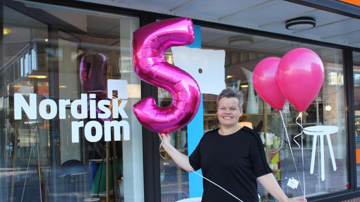 Katrine Heggland kan feira sine første fem år med butikken Nordisk Rom i Os sentrum.