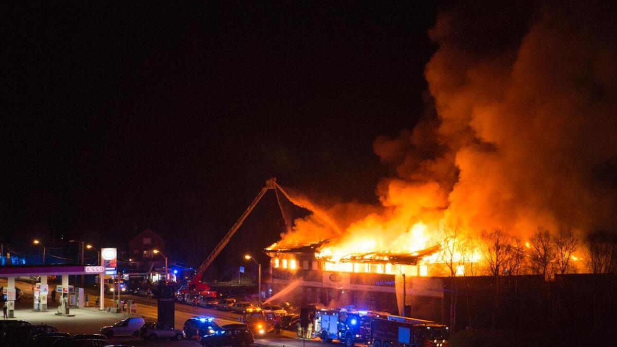 Forretnings- og leilegheitsnygget tvers over for Esso-stasjonen i Leienvegen brann natt til laurdag.