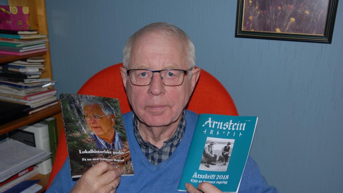 Erik Kjebekk med den nye boka og nytt årsskrift av "Arnstein"