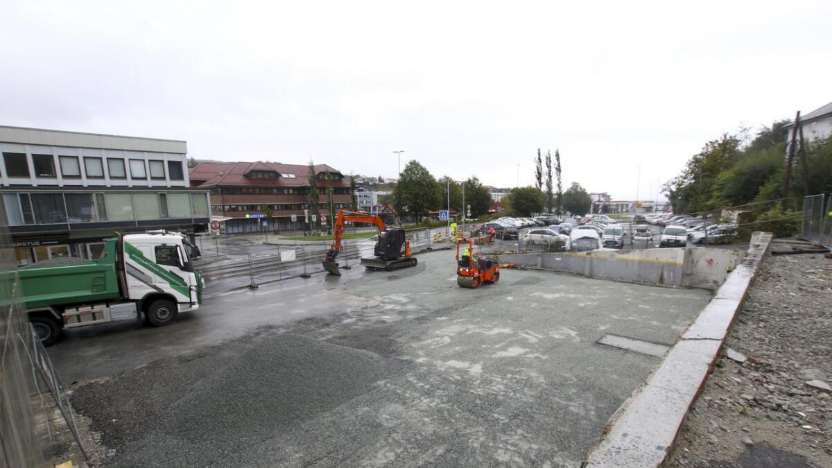 Når heile området nederst i biletet er ferdig asfaltert og tilrettelagt, vil Os kommune starta å utbetra parkeringsplassen me ser litt av heilt til høgre i biletet. Totalt blir det då litt over 80 parkeringsplassar.