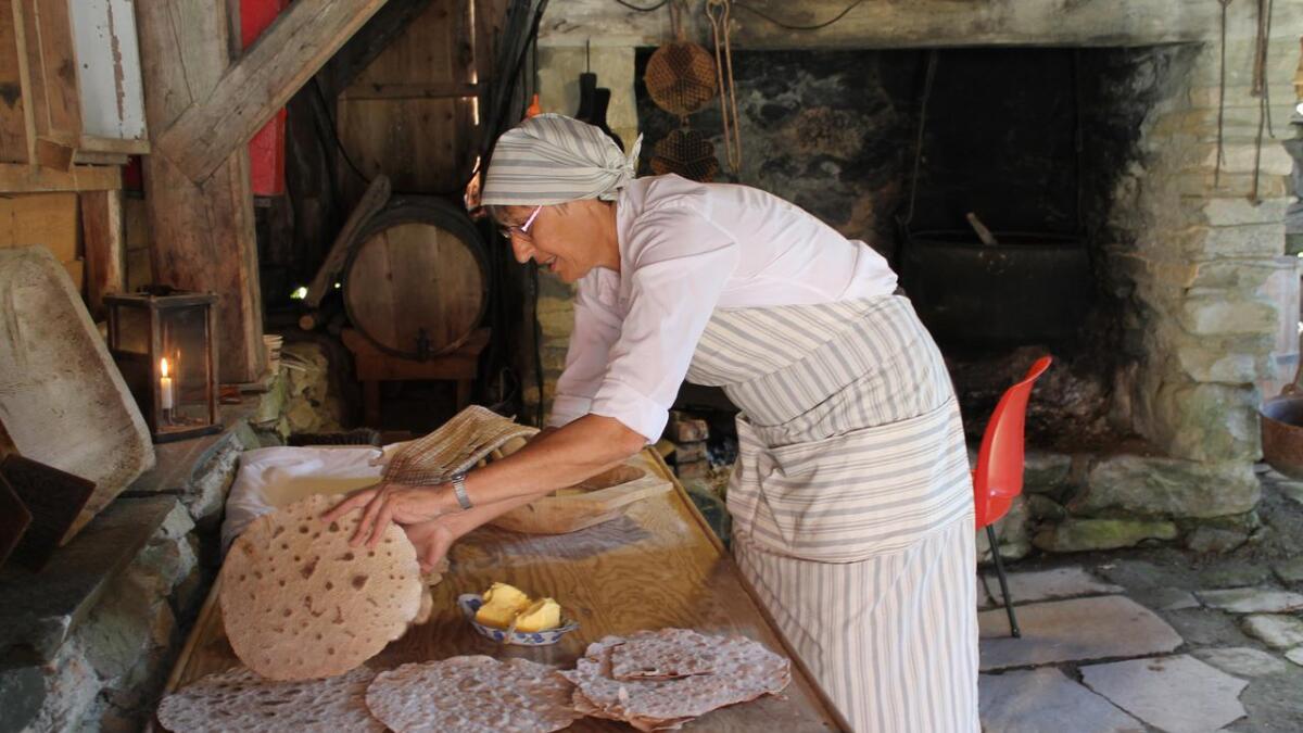 Marit Gjernes var bakstekone og laga flatbrød som smakte heilt framifrå.