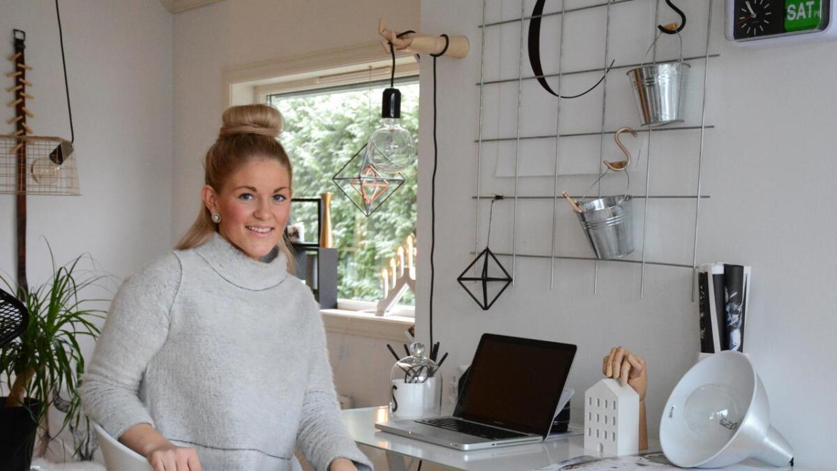Interiørbloggeren Elisabeth Johansen har stadig nye prosjekter på gang i hjemmet. Hennes favorittplass i eneboligen på Rising er kontorplassen hennes i den åpne stua.