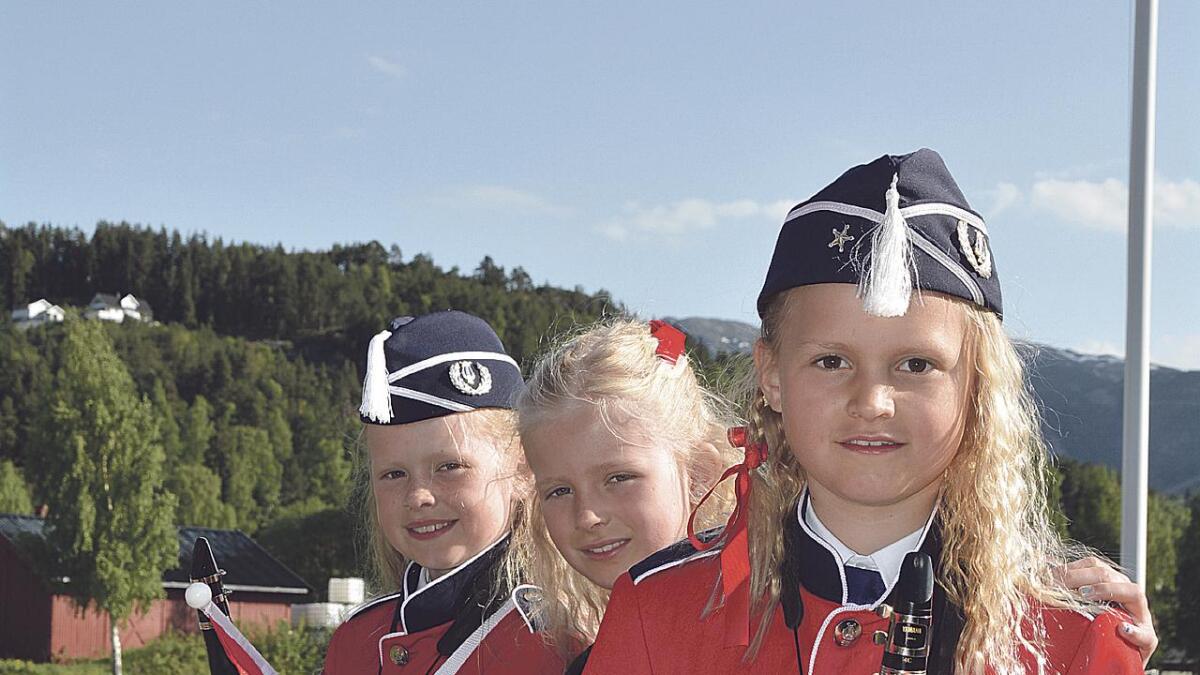 Systrene Tone, Nora og Astrid Brekka Skoland debutterte med Seljord skulemusikk på nasjonaldagen. Tvillingane som aspirantar med klarinetten i handa og veslesyster Nora som duskberar til korpsfana saman med pappa.