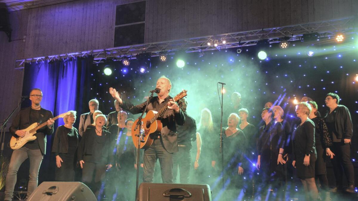 Halvdan Sivertsen besøkte fleirbrukshuset i Treungen og hadde konsert saman med Nissedalskoret som feirar 30-årsjubileum i år.