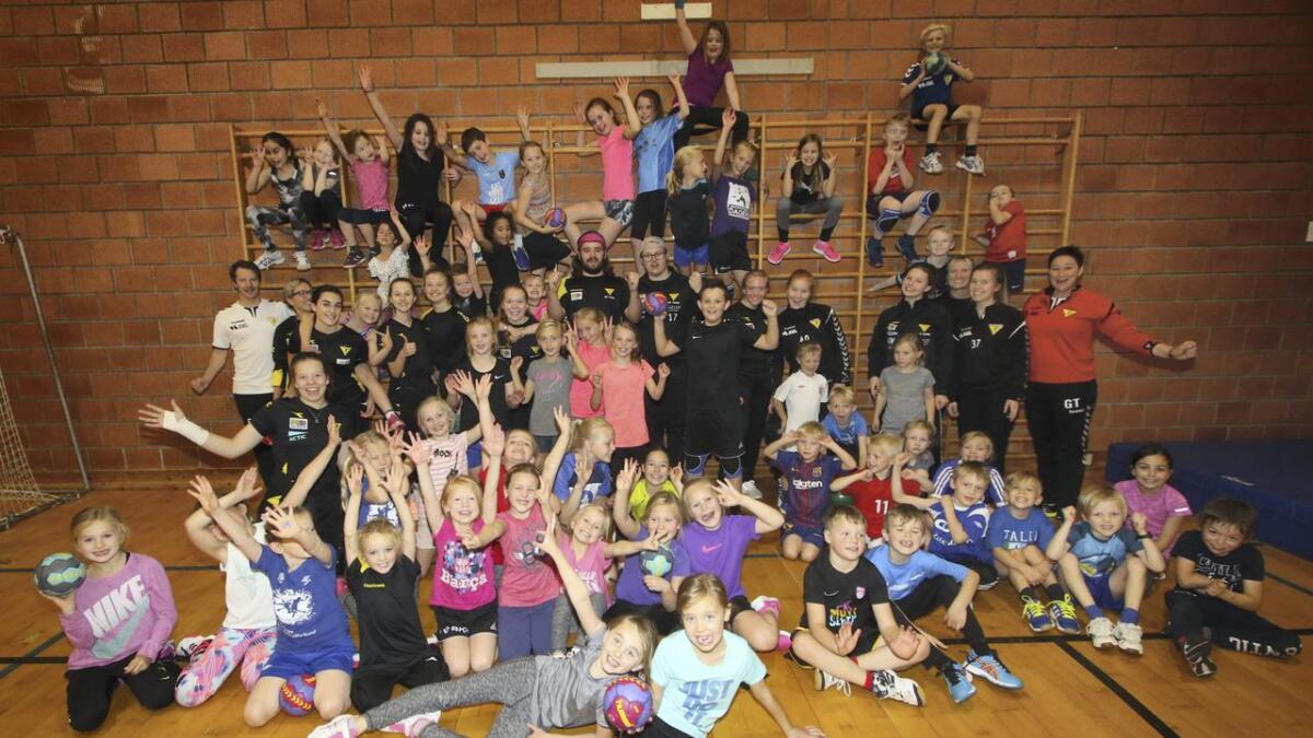Heile 57 elevar starta denne veka på handballskulen til Os Turn i Oshallen.