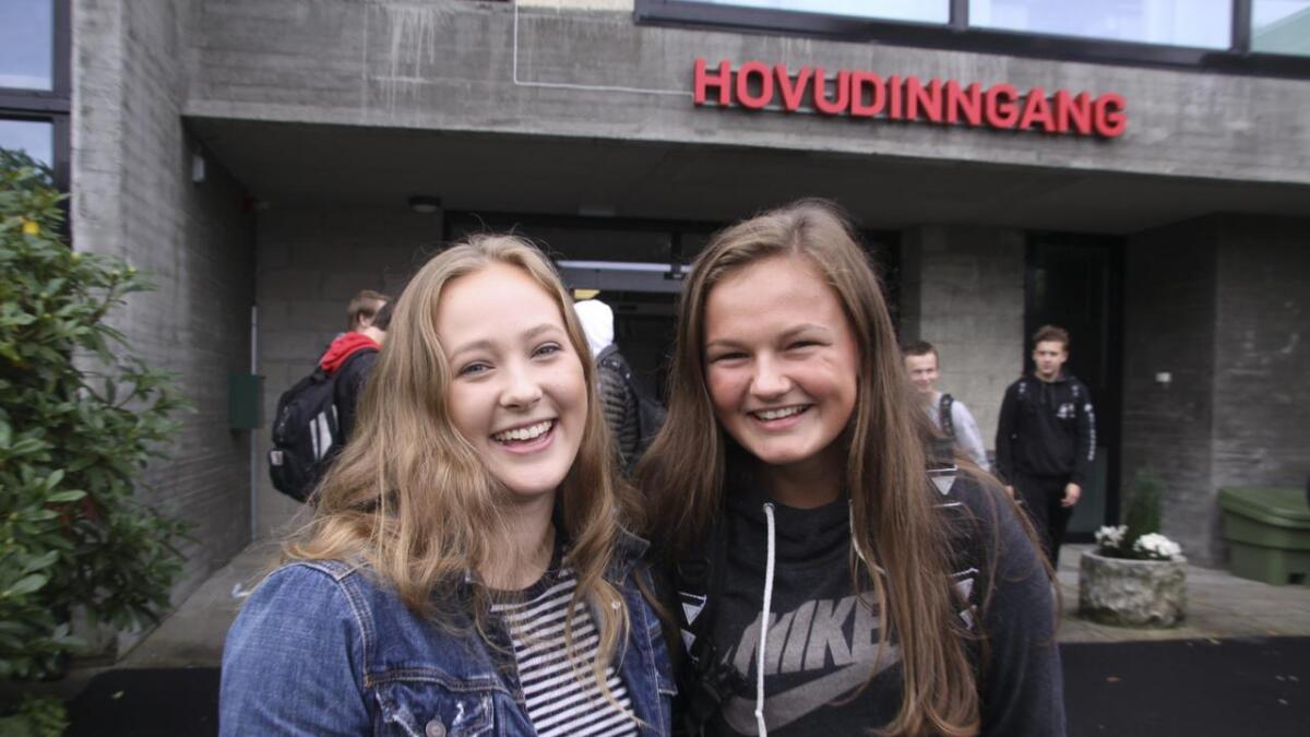 Aileen Simone Jørgensen og Caroline Lundgren syntest begge det var kjekt med politisk debatt på Os gymnas tysdag.