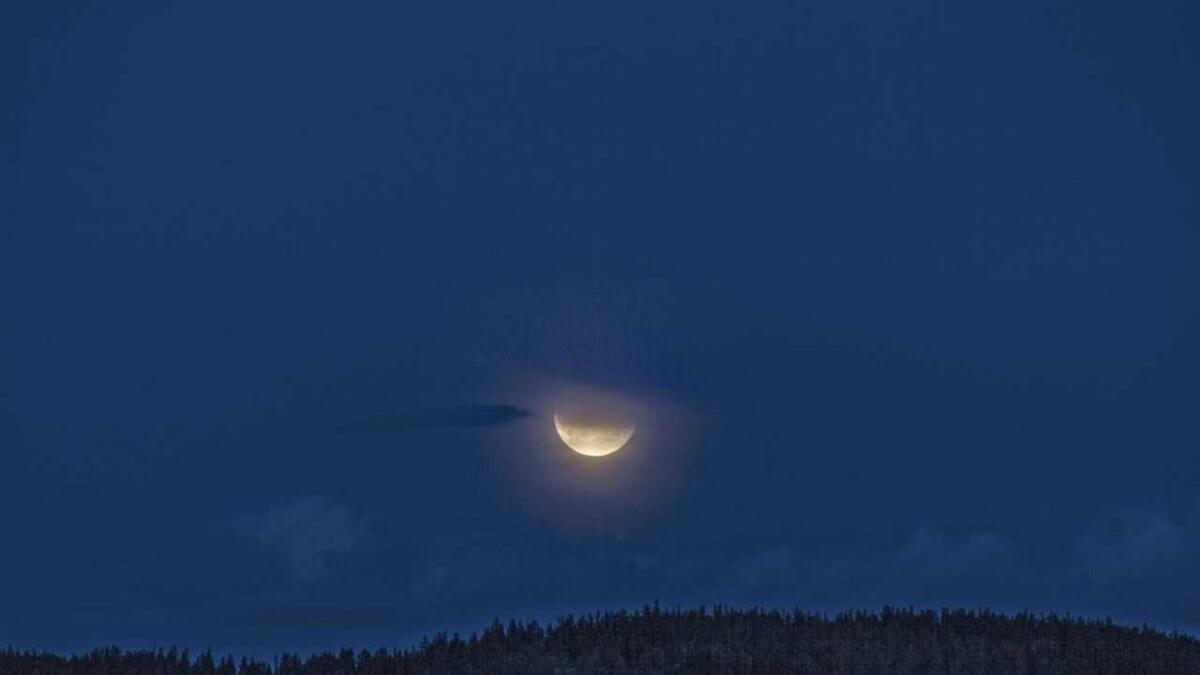 Månen heng over Ridalen i Ål, og presis ved midnatt 16. juli opnar skylaget seg, slik at me får sjå den siste måneformørkinga i år.