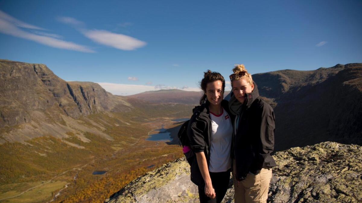 Leonie Moraal og Jeske Hagenaars fekk tips om turen på turiskontoret.