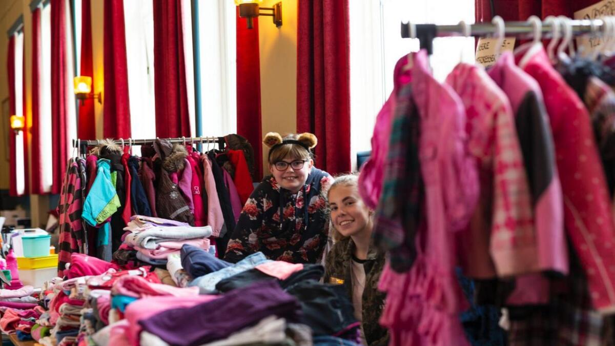 Isabel Haagenrud Buene (10) og Madelen Haagenrud Buene (13) er med mor Christina Haagenrud for å selje klede.