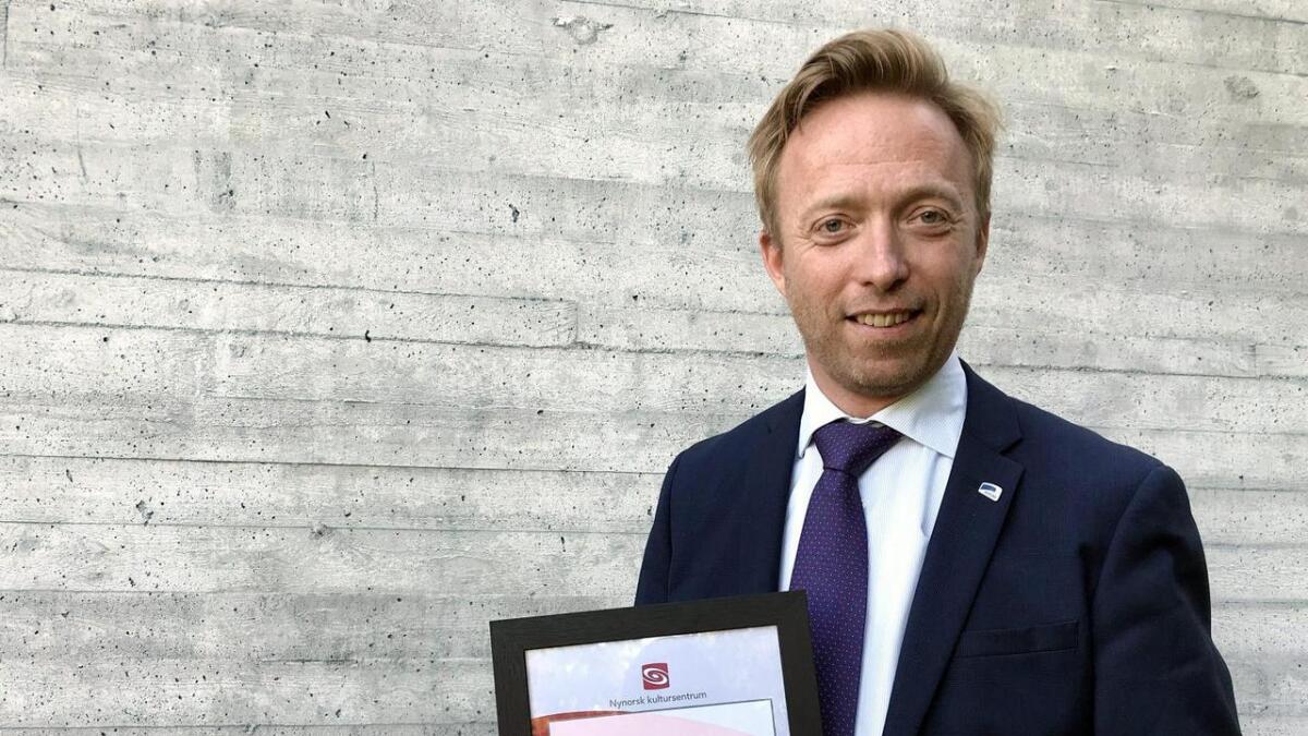 generalsekretær i Høgre John-Ragnar Aarset, gav prispengane til Nynorsk kultursentrum.