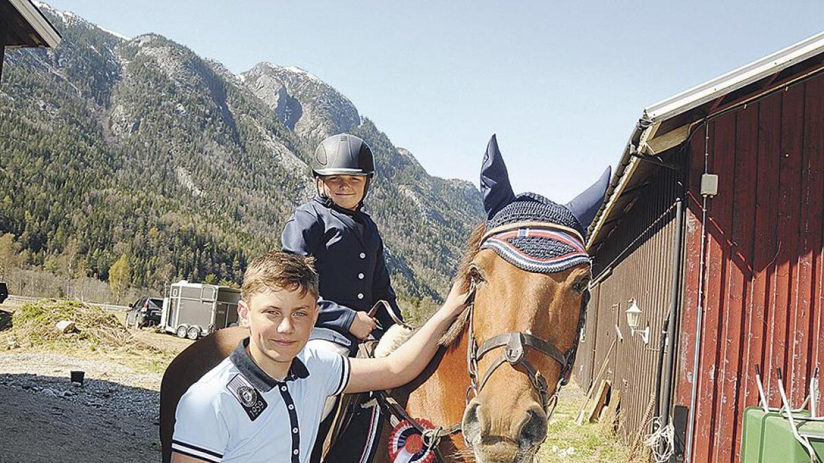 Even Vindfjell på Shakira R.S. og Øyvind Høgetveit trivst både med hestesport og motorsport.