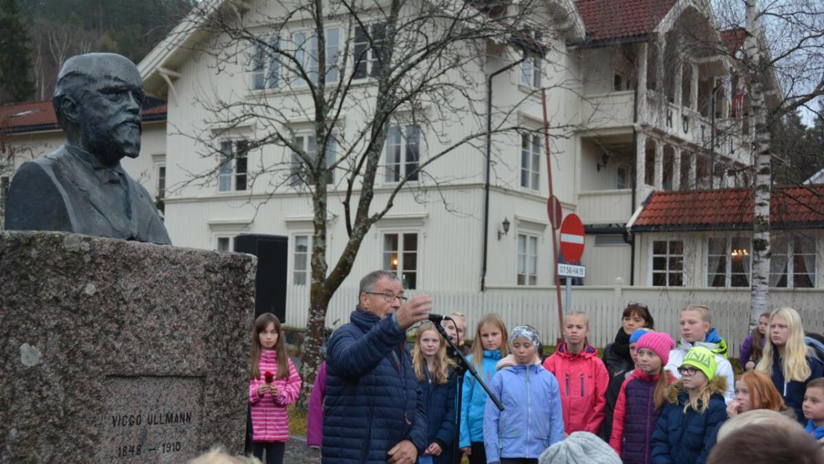 Leiar i jubileumsnemnda, Lars Bjaadal, fekk med alle skulebarna til å heidre Ullman med tre gonger Viggo.