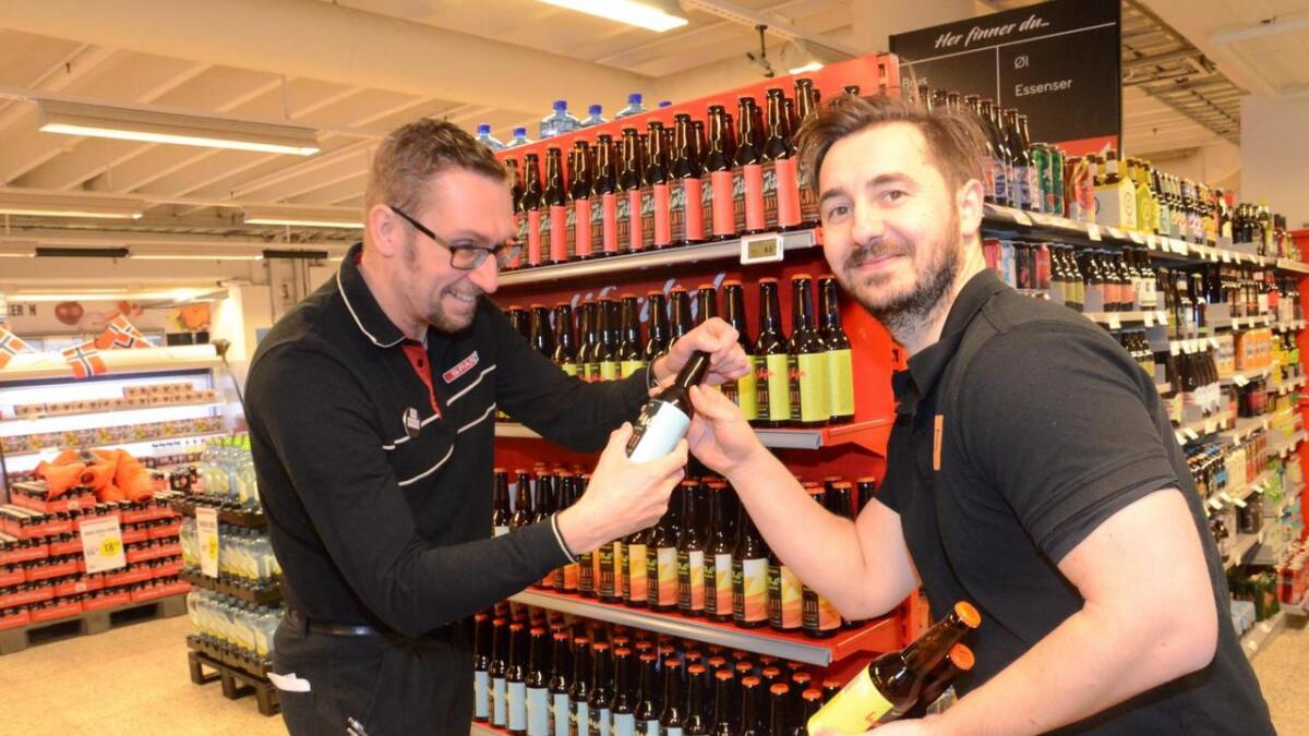 Det var ein milepæl å få innpass i butikkhyllene, som her i Spar-butikken i Nesbyen der butikksjef Roy Hansen har fylt opp hyllene med ølet som Adnan Helja og kompisane har brygga.