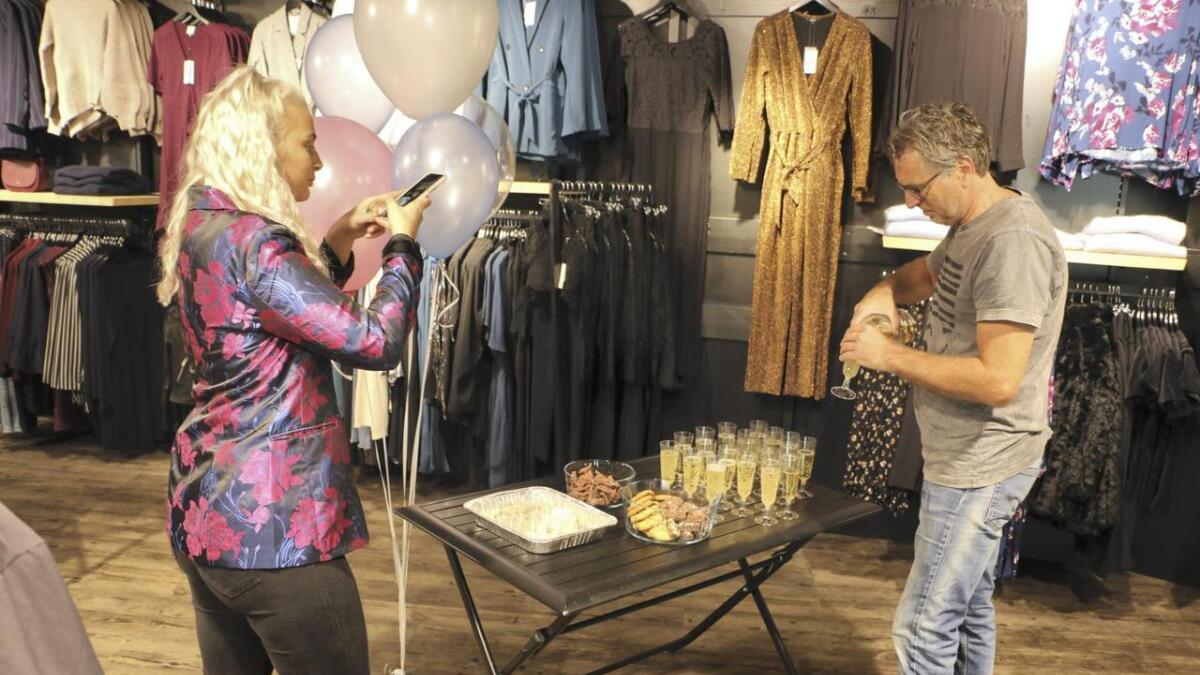 Ballongar, "champagne" og kanapear må til når ein ny butikk er dagens lys. Veslesøster Jannike og pappa Arne hjelper til.