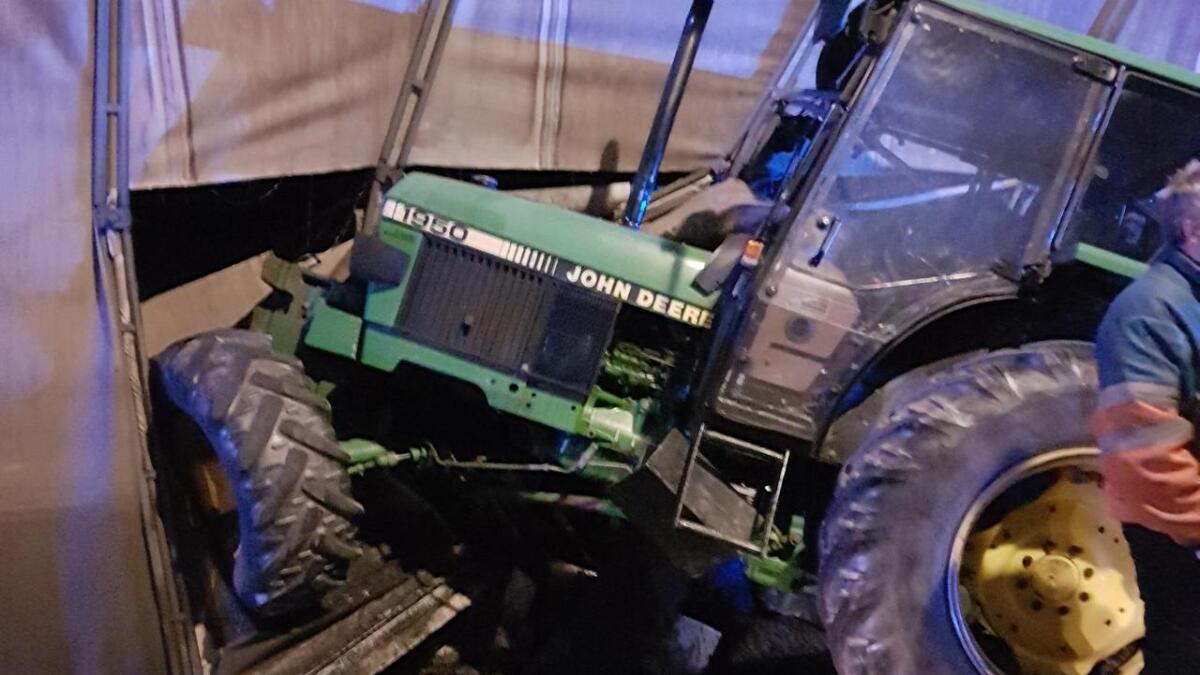 Ein John Deere traktor kolliderte med ein personbil i Moshovdatunellen laurdag. Skadane var først og fremst materielle.