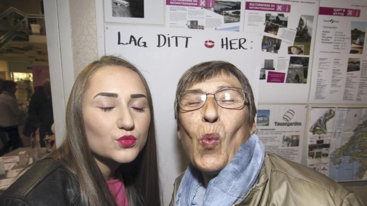Helene Riise og mormor Marit Gjernes tok del i kyssekonkurransen.