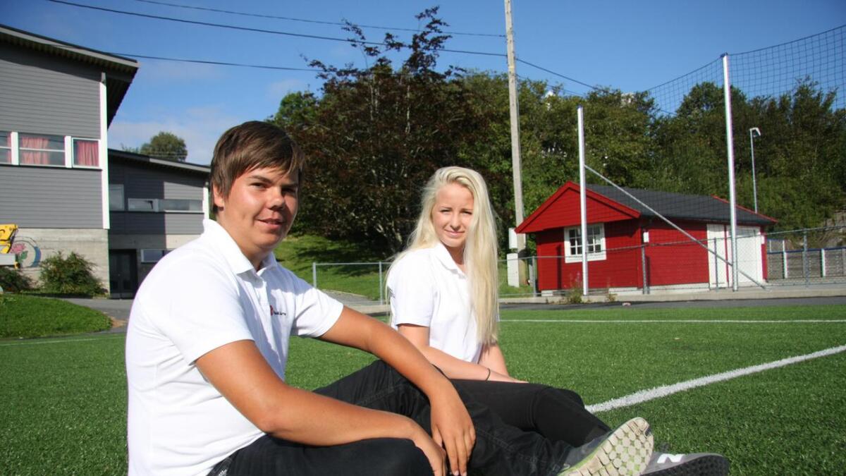 Tommy Aasen og Karoline Sørstrønen då dei arrangerte Redd Barna Cup i 2014. I år er den fjerde cupen i rekkja i Søre Øyane, arrangert av lokale ungdomar. (Arkivfoto).