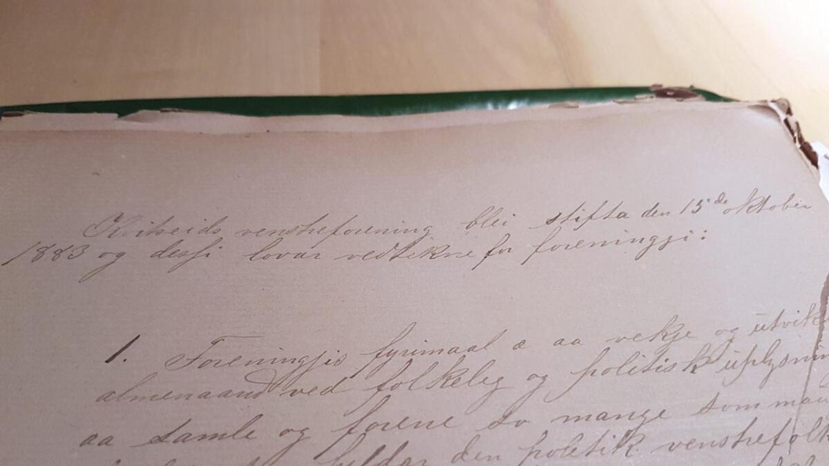 Kviteseid bondevennelag vart stifta i 1870, men vart i 1883 omdanna til Kviteseid Venstreforeining, kan ein lese i den gamle protokollen.