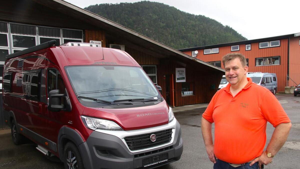 Asbjørn Solholm er godt nøgd med starten som bubilseljar med sitt nye firma Peter Pan Bobil og Caravan.