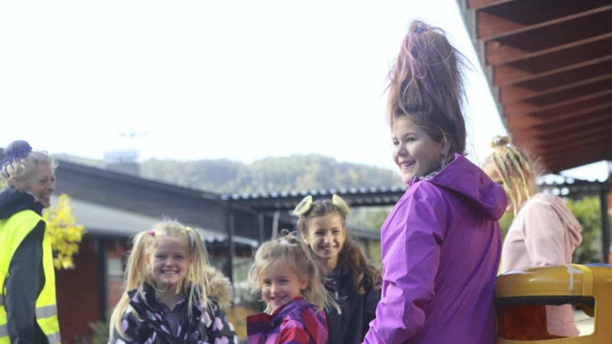 Det var fleire som gjekk for relativt høg frisyre på Kuventræ barneskule fredag.