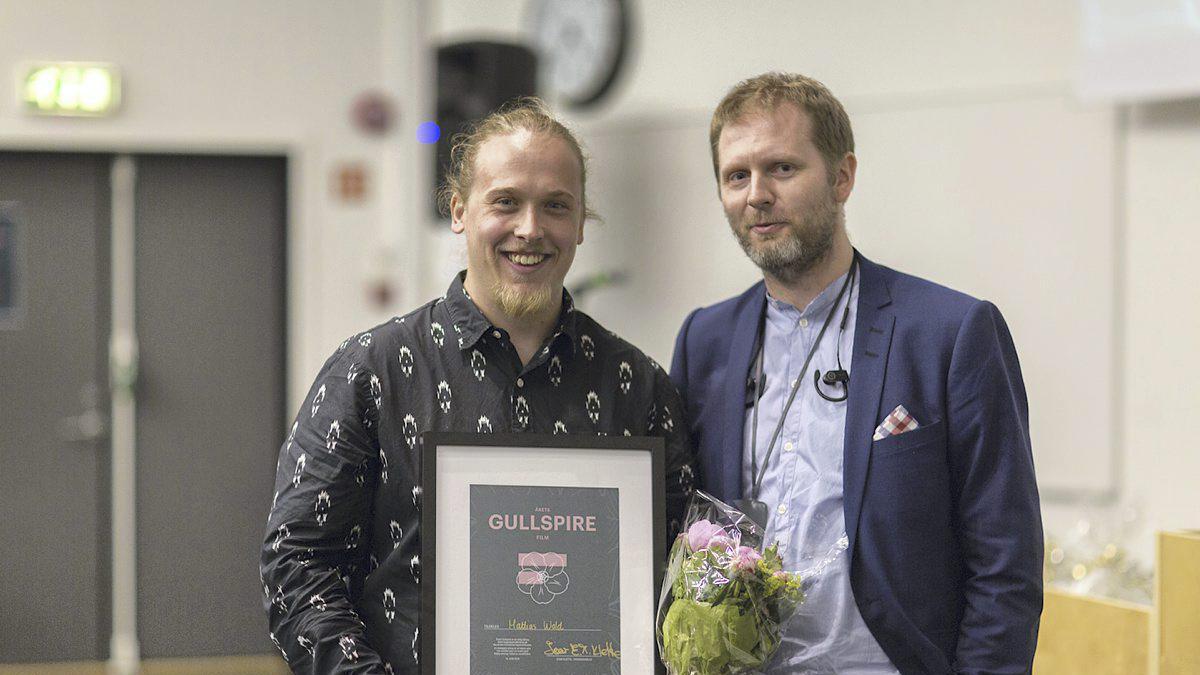 Filmtalentet Mattias Sperrevik Wold fekk nyleg utdelt "Gullspireprisen" ved Høyskolen Kristiania i Bergen. Her i lag med hovudlærar Joar E.M. Klette. (Privat foto)