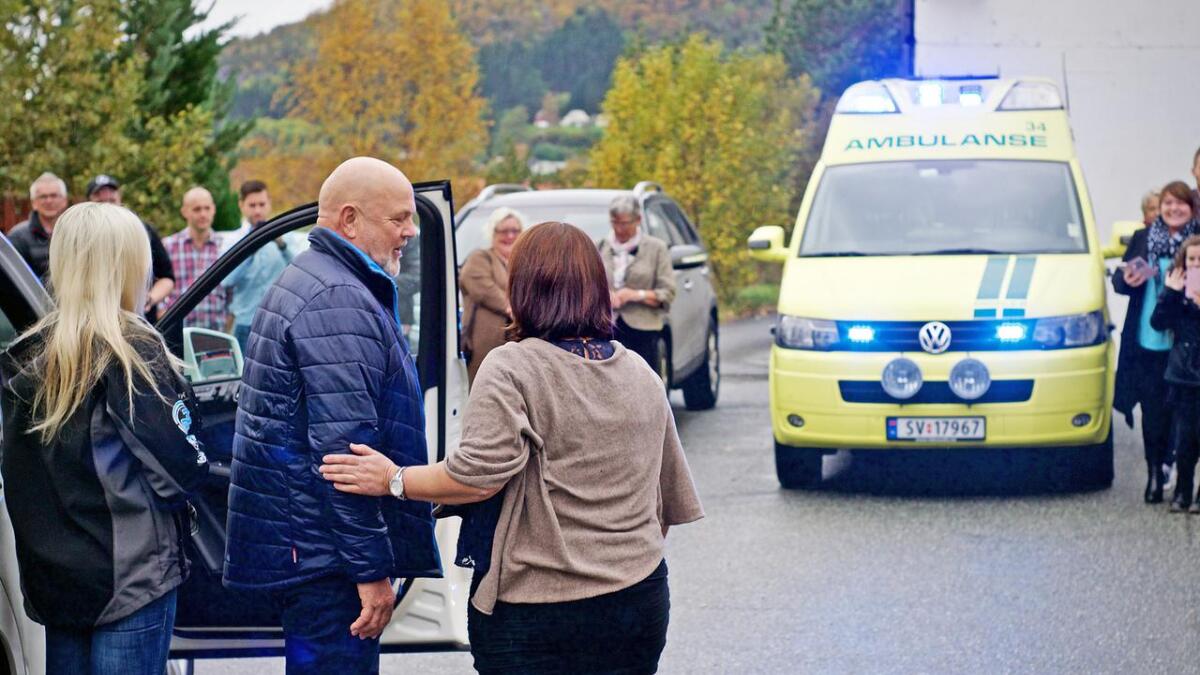 Då Ambulanse-Bjørn kom, gjorde han teikn til at her var det berre å rygga, men kom til slutt ut av bilen for å helsa på gamle kjende.