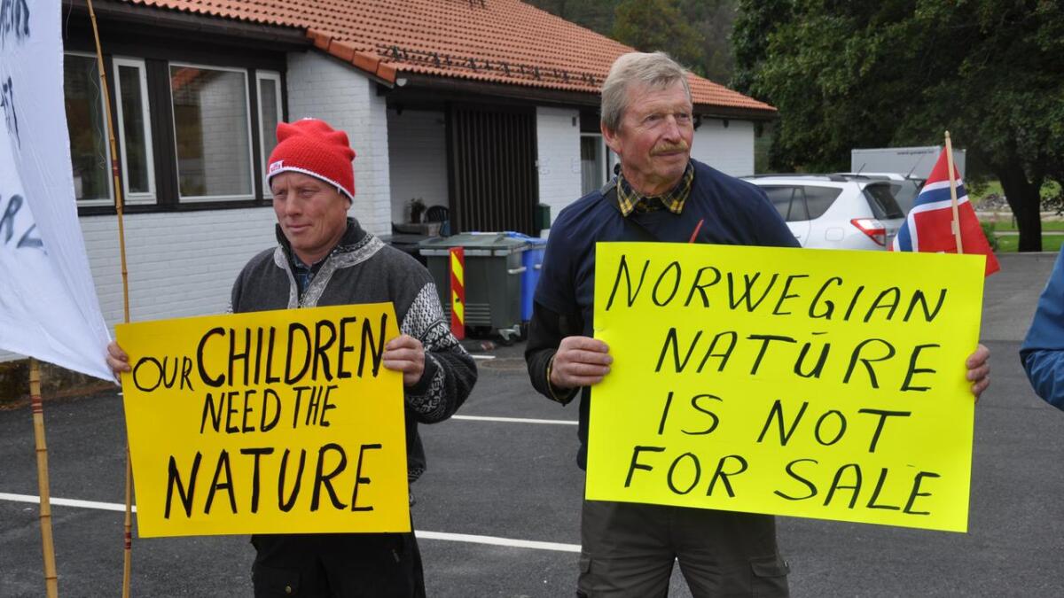 Demonstrantar uttrykte seg klart på Tonstad på måndag. Dei hadde møtt opp for å vise sin motstand mot vindkraftplanane då delegasjonen kom for lunsj der.
