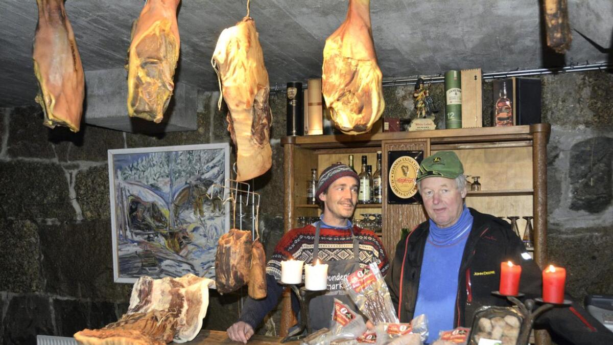 Andre Ørretsen (t.v.) og Olav Lind reiser i desse dagar rundt til Bondens Marked i ulike byar med dei økologiske produkta. 	Båe