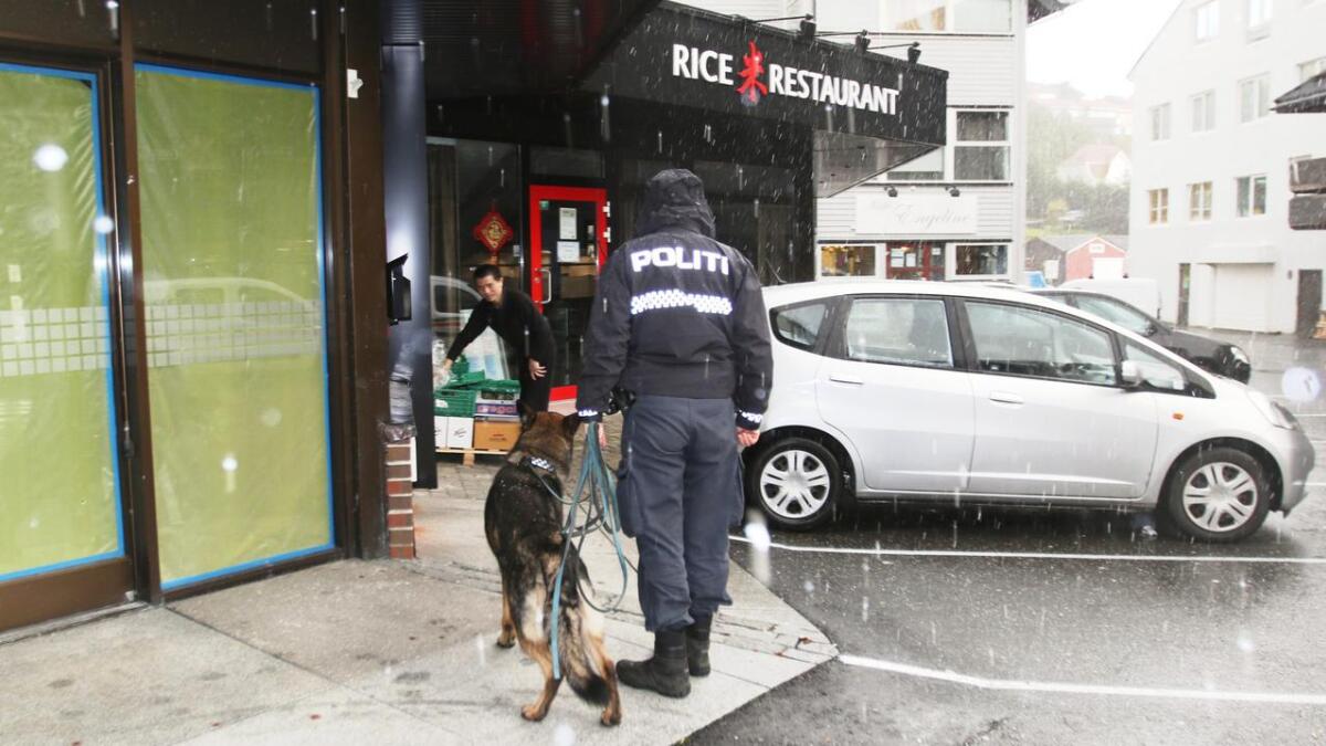 Politiet undersøkjer nokre av blodspora som vart funne utanfor Rice restaurant.