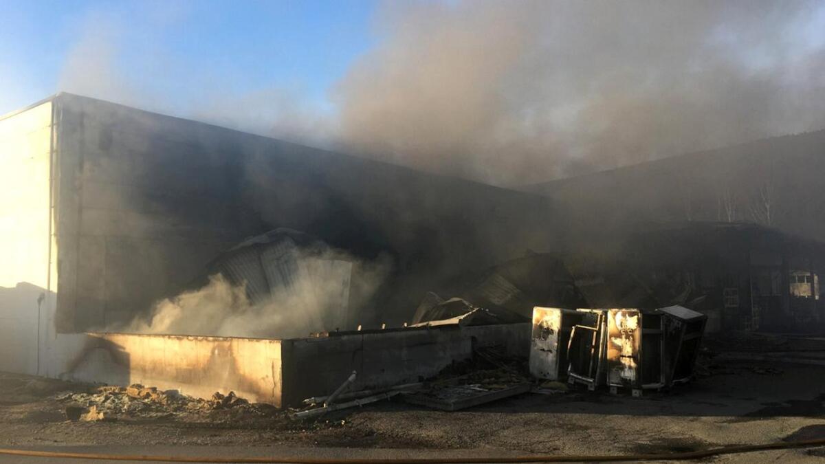 Delar av Novema-fabrikken i Flå brann ned fredag.