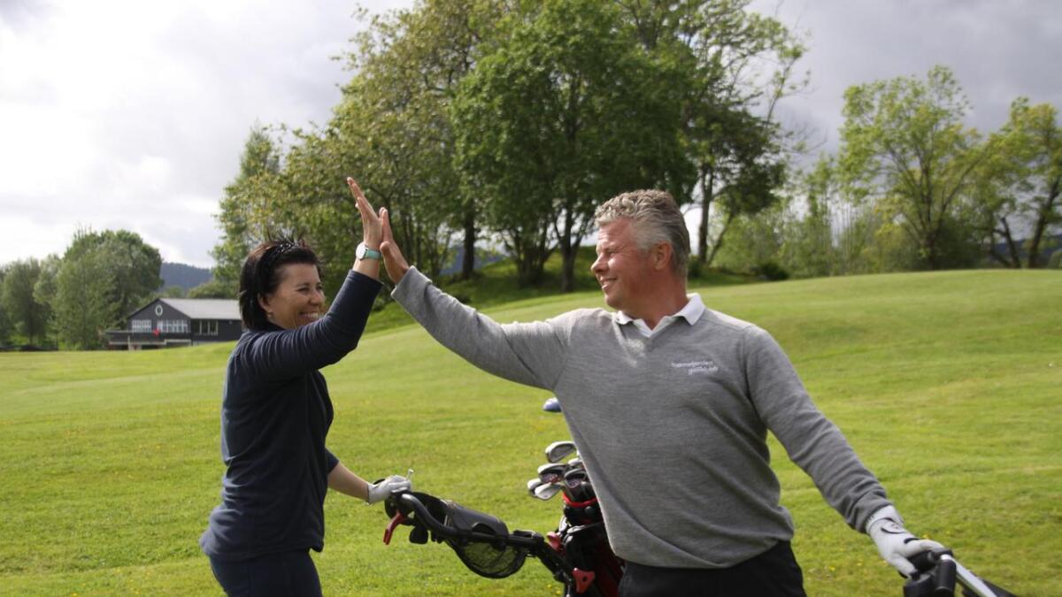 Greit med ein high five når Kari konkurrerer i golf for fyrste gong på 25 år.