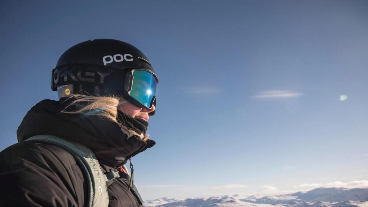 Hjelm og skibriller er ein del av utrustinga på topptur. Anna Fehrm er klar for puddersnø.