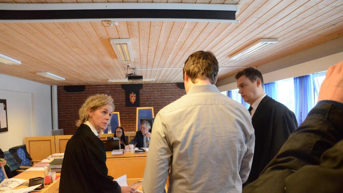 Den tiltalte 25-åringen i samtale med statsadvokat Anne Christine Stolz Wennersten og forsvarar Sindre Løvgaard.
