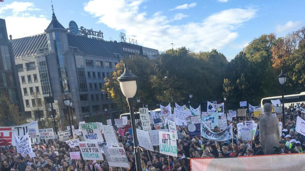 Kring 4000 møtte opp framfor Stortinget for å protestere mot regjeringa sine kuttforslag i folkehøgskulen.