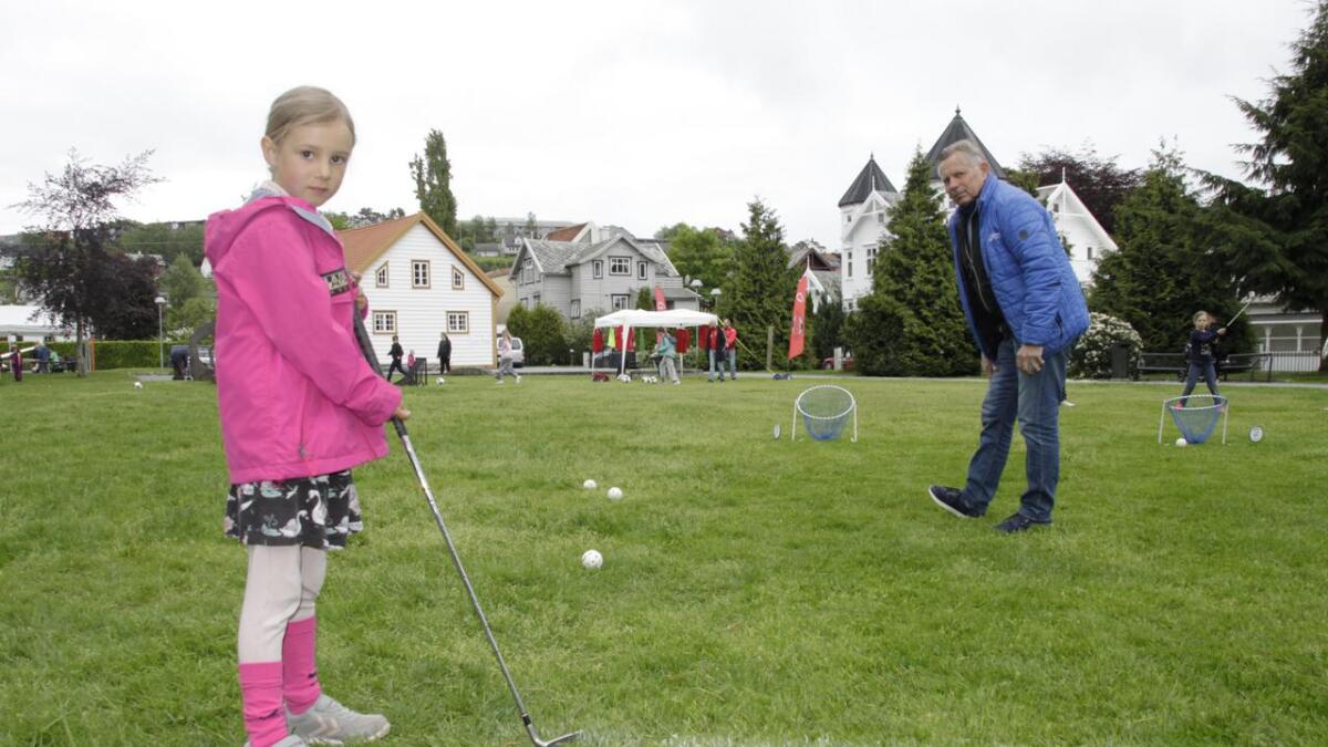 Elida Barmen Teige (6) var mellom dei mange som testa ut golf på Kyrkjeflaten.