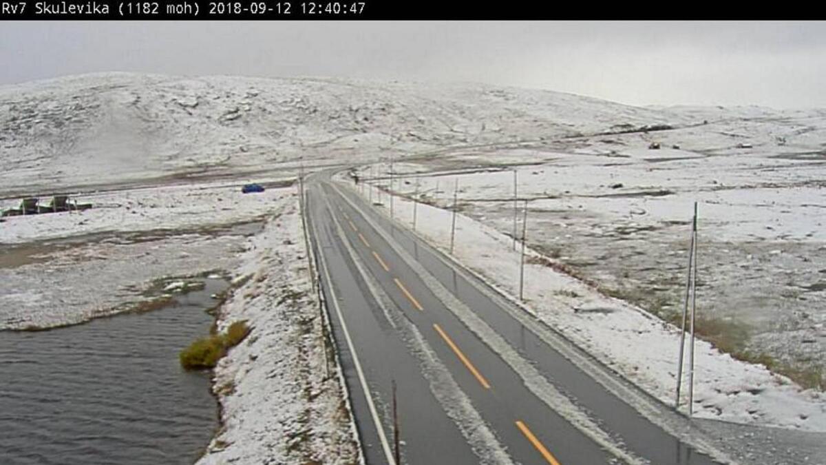 Det ligg snø på Rv7 over Hardangervidda onsdag.