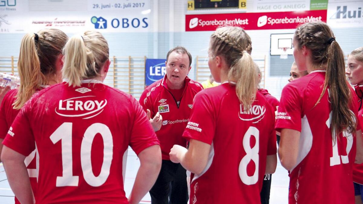 Fana-trenar Erlend Lyssand blir historisk om han lukkast med å ta damelaget til Fana opp i eliteserien.