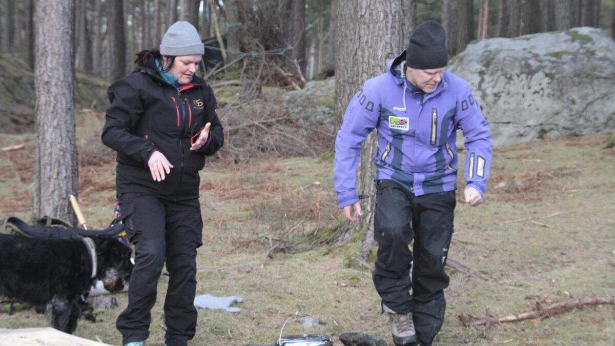 Vi startar turen med bålbygging. Her er Stine Kobbeltvedt og Bjørn Tore Bachmann Eriksen i sving med å samla ved.