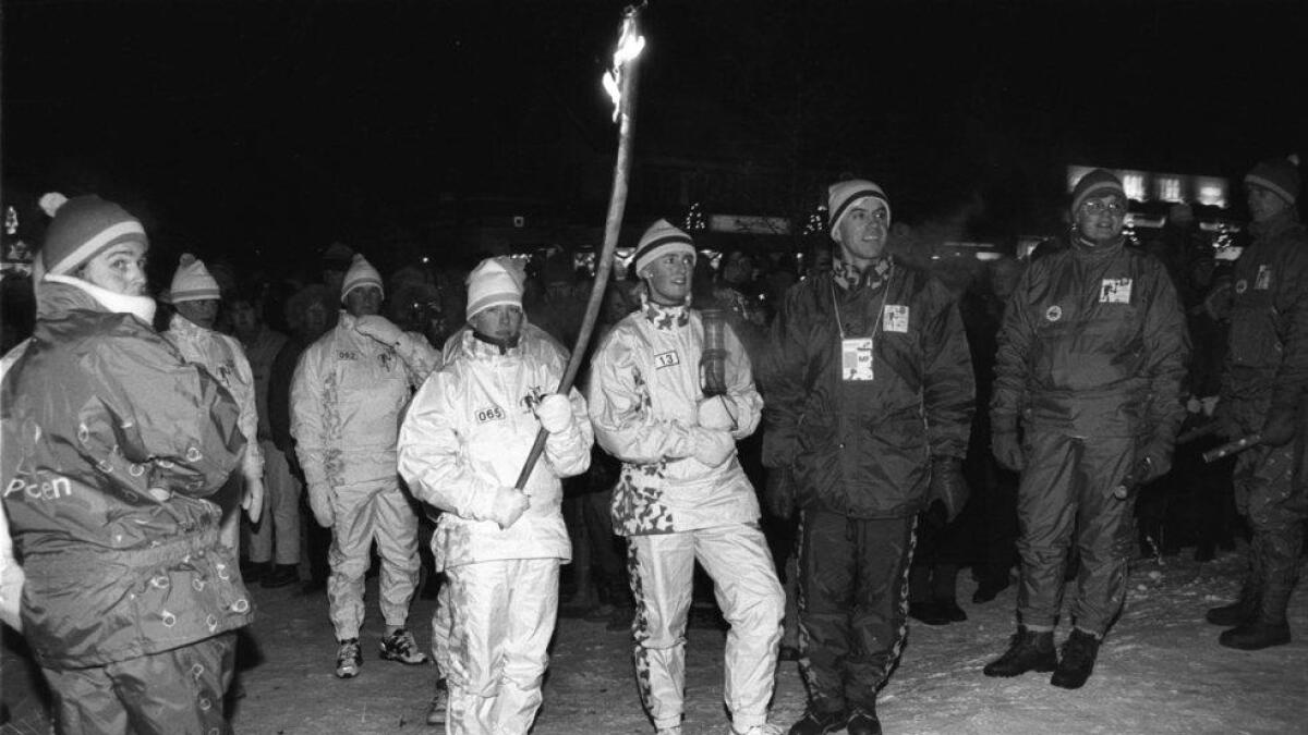 OL-elden kjem til Gol. Skøyteløparen Esther Stølen sprang siste etappen med elden, og Karin Akerlie bar bodstikka.