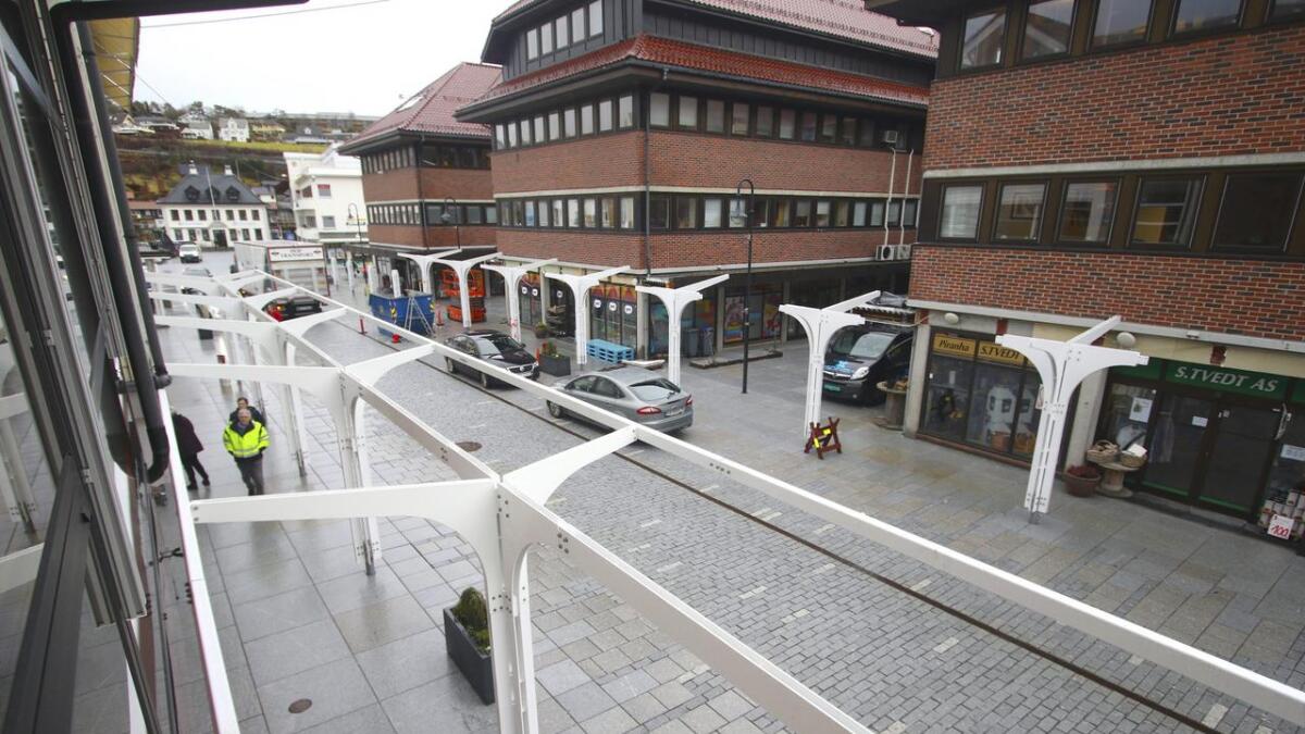 Snart er alle baldakinane i første del av gateplanet på Osøyro ført opp. Innan påske håpar kommunen å ha fått på det ventande glastaket.