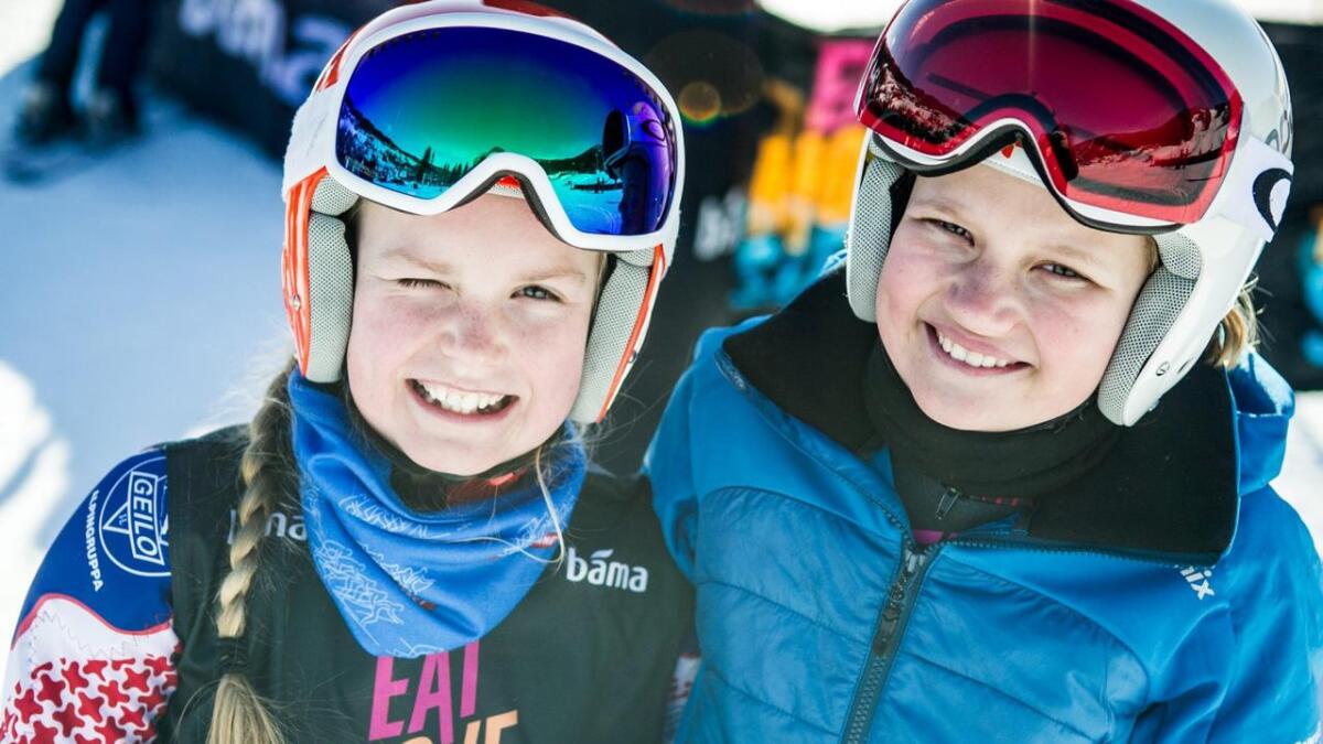 Mathea Helle Trillhus og Mathea Markegård er venninner og konkurrentar på Bama alpinfestival.